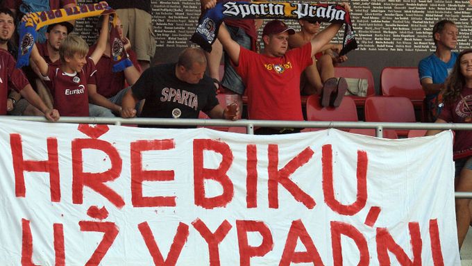 Fanoušci pražské Sparty skandováním i transparenty vyjádřili svou nelibost ke sportovnímu šéfovi klubu Jaroslavu Hřebíkovi.