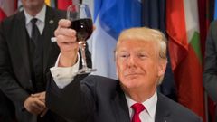 Donald Trump na Valném shromáždění OSN, kde si místo vína připil colou.