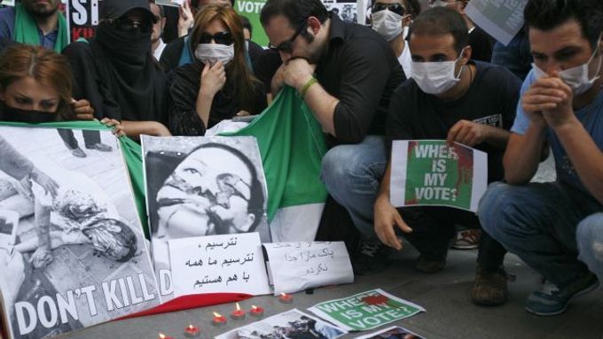 Íránci protestují v Istanbulu s fotografií zastřelené Nedy Agha-Soltaniové.