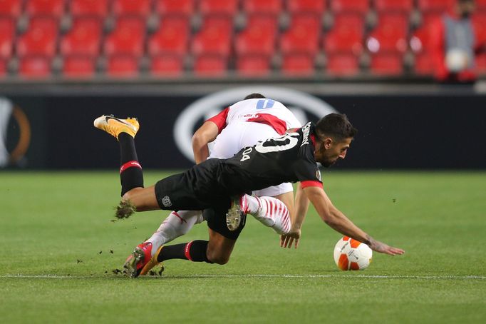 Tomáš Malínský a Kerem Demirbay v zápase Evropské ligy Slavia Praha - Bayer Leverkusen