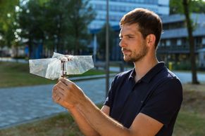 Obrazem: Český mladík sestrojil hmyzího robota. Vynález pomůže zdokonalit drony