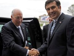 Michail Saakašvili je v západní Evropě považován za kontroverzního politika. Na snímku s americkým viceprezidentem Dickem Cheneyem.