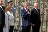 Na 1. nádvoří Pražského hradu zazněla nejprve státní hymna USA, při níž měli manželé Bushovi položenou rukou na srdci.