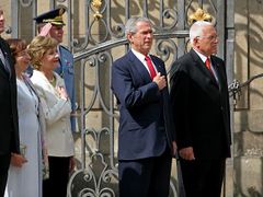 George Bush s rukou na srdci naslouchá na 1. nádvoří Pražského hradu státní hymně USA.