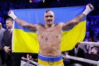 Ukrajinský boxer Usyk znovu porazil Joshuu a je dál šampionem těžké váhy
