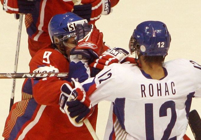 Ivan Roháč (12) a Michal Jordán (9) v osobním souboji.