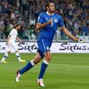 Fotbal, kvalifikace MS: Itálie - Česko: Giorgio Chiellini (vpravo) slaví gól na 1:1