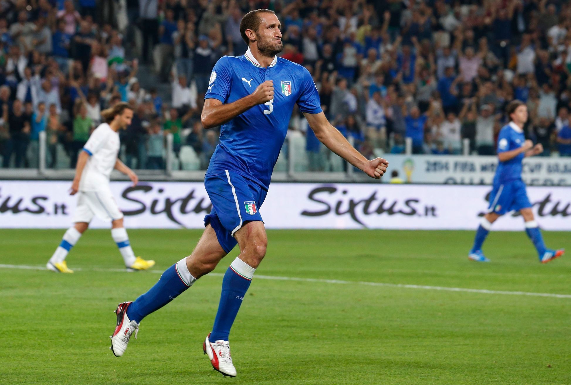 Fotbal, kvalifikace MS: Itálie - Česko: Giorgio Chiellini (vpravo) slaví gól na 1:1