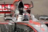 Fernando Alonso zdraví z kokpitu McLarenu diváky po vítězství v Monaku.
