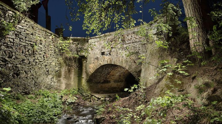 Místo klenotu "betonové monstrum". Historické mosty mizí, památkáři na ně zapomínají