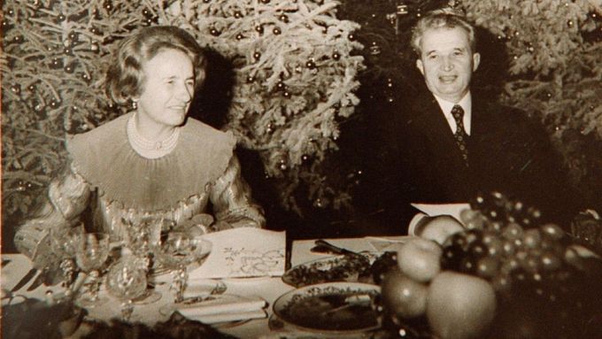 Rumunský prezident Nicolae Ceaušescu a jeho manželka Elena na archivním snímku z roku 1981.