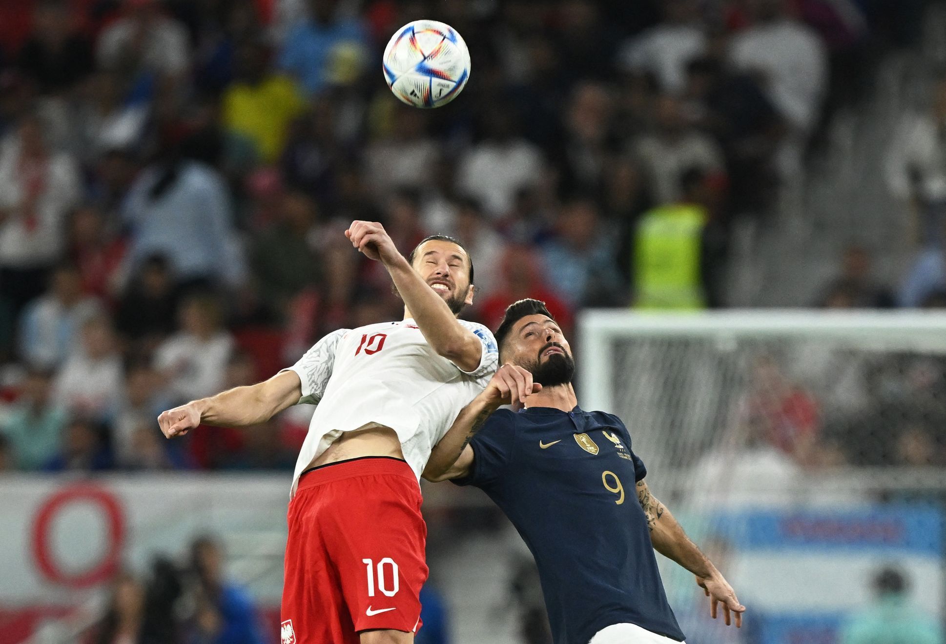 Grzegorz Krychowiak a Olivier Giroud v osmifinále MS 2022 Francie - Polsko