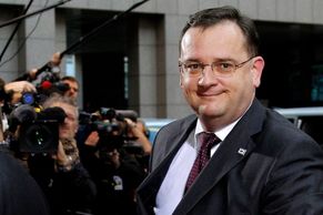 Velký den Nečase: Nejdřív fotky s Merkelovou, pak s Obamou