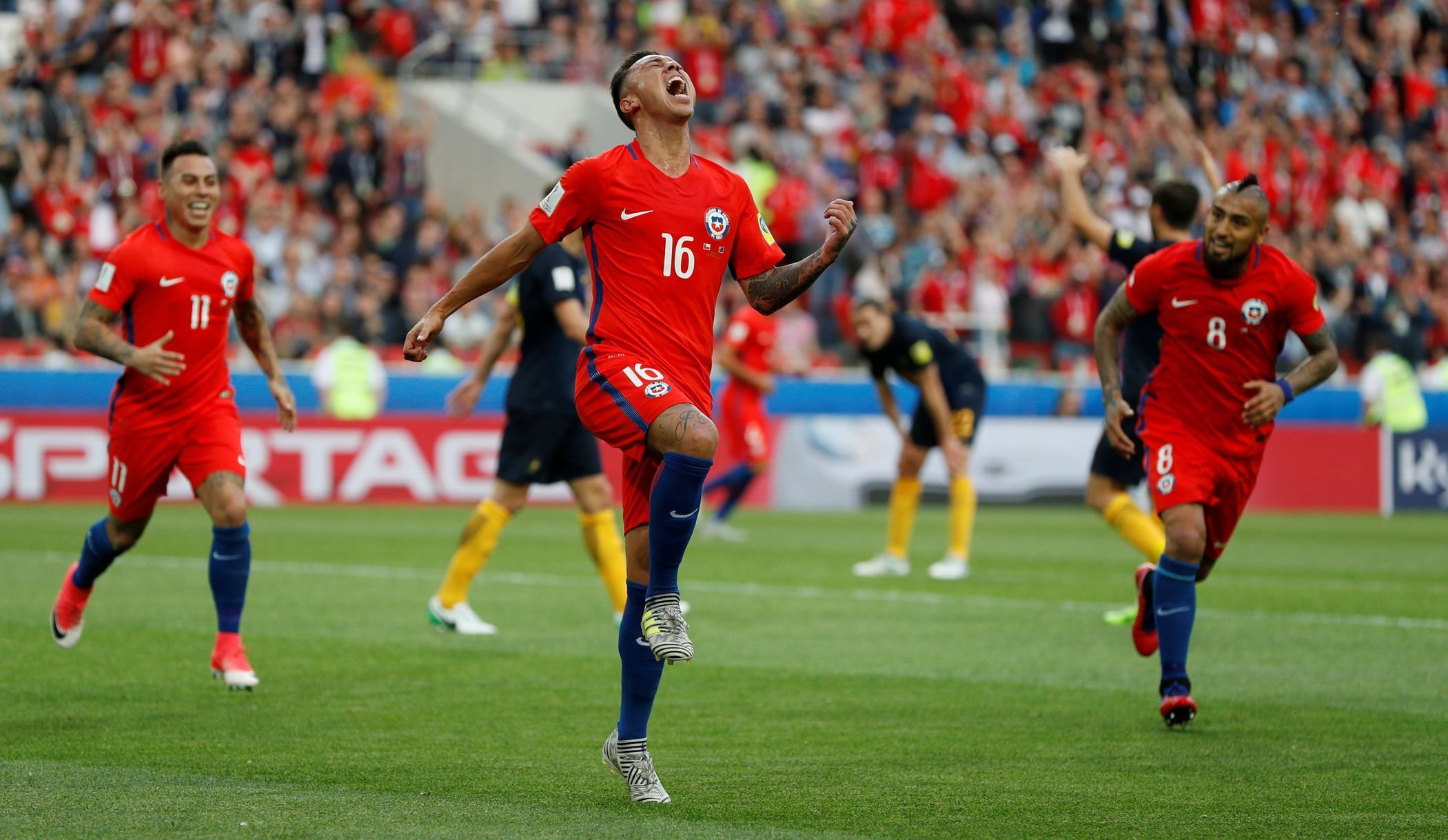 Fotbalisté Chile oslavují první gól do sítě Austrálie