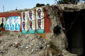Zdecimované Haiti volí, svět se bojí násilností