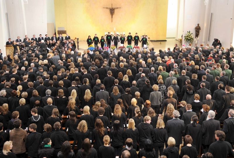 Obyčejní lidé i politici se v německém Winnendenu loučili s oběťmi školního střelce