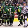 Karlovarští hráči si řekli o sedmý zápas finále playoff extraligy důrazně již v sedmnácté minutě utkání, když dal Jaroslav Kristek už druhou branku v utkání.