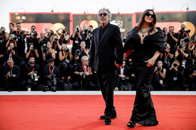 Na snímku z premiéry filmu Beetlejuice Beetlejuice na benátském festivalu jsou režisér Tim Burton a herečka Monica Bellucci.