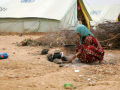 Jemenská armáda zesílila útoky proti povstalcům. Boje těžce zasáhly civilní obyvatelstvo i zdravotnická zařízení. Stovky tisíc osob opustily své domovy a humanitární pomoc byla přerušena. Mnoho dětí mezi uprchlíky trpí podvýživou.