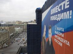 Předvolební bilboard dvojice Medveděv-Putin v centru Moskvy.