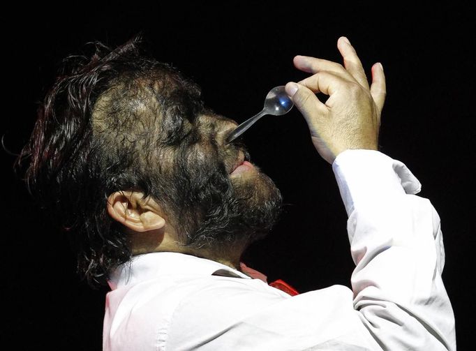 Performer Jesus Aceves, who has hypertrichosis, which is a skin condition where an abnormal amount of hair growth is present on the body, inserts a teaspoon into his nose during a rehearsal for the Circus of Horrors at the Churchill Theatre in Bromley, south east London January 10, 2013. Circus of Horrors, former finalists on television program "Britain's Got Talent", have advertised for a wolf man or woman on government jobs website Directgov. The circus have a Mexican wolf man (who is Aceves), but new UK Border Agency rules meant that before a worker can be granted a certificate of sponsorship, the company must advertise the job in Britain. Picture taken January 10, 2013. REUTERS/Luke MacGregor (BRITAIN - Tags: ENTERTAINMENT HEALTH SOCIETY IMMIGRATION BUSINESS EMPLOYMENT TPX IMAGES OF THE DAY) Published: Led. 11, 2013, 9:46 dop.