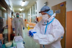 Obětí pandemie koronaviru je možná o 60 procent více, než tvrdí oficiální data