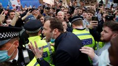 Petr Čech uklidňuje protestující fanoušky Chelsea kvůli superlize