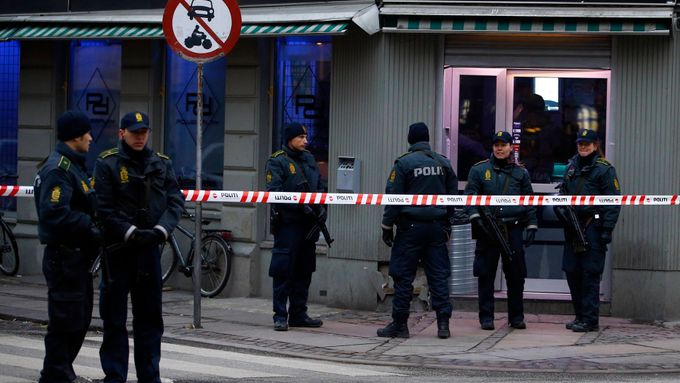 Policie střeží internetovou kavárnu v Kodani, kterou prohledala v souvislosti s atentáty.