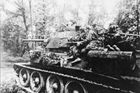 Jméno Lidice nesly v bojích o Dukelský průsmyk postupně dva tanky T-34/76 1. čs. samostatné brigády. Oba byly zničeny. Tanková brigáda utrpěla fatální ztráty. Tanky na Dukle často sloužily pro přepravu výsadku pěšáků.
