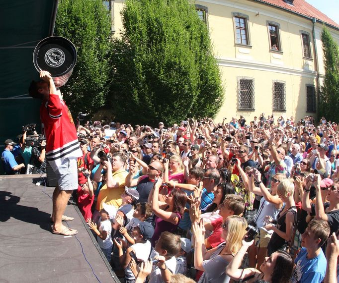 Michael Frolík slaví na Kladně se Stanley Cupem