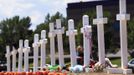 Crosses are seen at a memorial for victims behind the theater where a gunman opened fire on moviegoers in Aurora, Colorado July 22, 2012. President Barack Obama travels to Colorado on Sunday to meet families bereaved after a "demonic" gunman went on a shooting rampage at a movie theater in a Denver suburb, killing at least 12 people and wounding 58. REUTERS/Shannon Stapleton (UNITED STATES - Tags: DISASTER SOCIETY CIVIL UNREST) Published: Čec. 22, 2012, 7:31 odp.