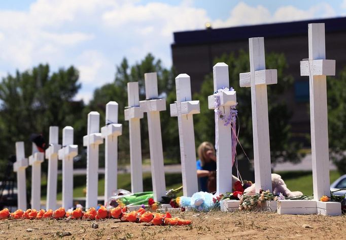 Crosses are seen at a memorial for victims behind the theater where a gunman opened fire on moviegoers in Aurora, Colorado July 22, 2012. President Barack Obama travels to Colorado on Sunday to meet families bereaved after a "demonic" gunman went on a shooting rampage at a movie theater in a Denver suburb, killing at least 12 people and wounding 58. REUTERS/Shannon Stapleton (UNITED STATES - Tags: DISASTER SOCIETY CIVIL UNREST) Published: Čec. 22, 2012, 7:31 odp.