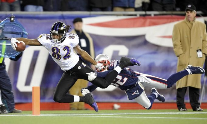 Baltimorský Torrey Smith zaznamenává touchdown poté, co jej minul Devin McCourty