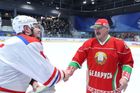 Běloruský prezident Alexandr Lukašenko (vpravo) se zúčastnil v pondělí amatérského hokejového zápasu v Minsku.