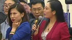 Čínská novinářka obrátila oči v sloup při otázce jiné reportérky. Úřady to cenzurovaly