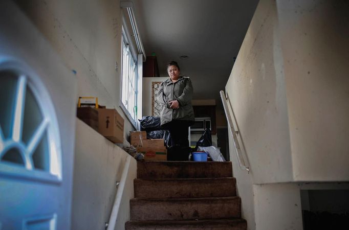 January Nuzzo poses for a photograph nine feet above the ground on the living level of her home which was destroyed by Hurricane Sandy in Staten Island November 12, 2012. Nuzzo was trapped with her one month old son, Lucas, when the 13 feet storm surge rose too quickly for her to escape. At least 23 New Yorkers were killed in this low-lying area of Staten Island where mostly one-story former beach bungalows were inundated by flooding. Picture taken November 12, 2012. REUTERS/Mike Segar (UNITED STATES - Tags: DISASTER ENVIRONMENT) ATTENTION EDITORS PICTURE 18 OF 19 FOR PACKAGE 'SURVIVING SANDY' SEARCH 'SEGAR SANDY' FOR ALL PICTURES Published: Lis. 20, 2012, 3:31 odp.