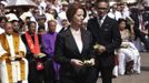 Australian Prime Minister Julia Gillard (L), along with Indonesia's Foreign Minister Marty Natalegawa, carry flowers during the commemoration service for the 10th anniversary of the Bali bombing in Garuda Wisnu Kencana (GWK) cultural park in Jimbaran, Bali October 12, 2012. Eighty-eight Australians were among the 202 people killed in the attacks on the Sari Club and Paddy's Bar at the popular tourist area of Kuta on October 12, 2002. REUTERS/Beawiharta (INDONESIA - Tags: ANNIVERSARY POLITICS) Published: Říj. 12, 2012, 3:56 dop.