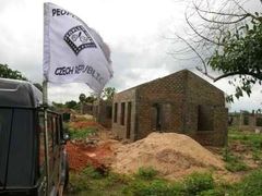 Společnost Člověk v tísni staví na Srí Lance mimo jiné 150 domů v nové vesnici Nadhootu nedaleko Trincomalee.