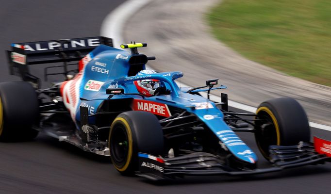 Esteban Ocon z Alpine ve Velké ceně Maďarska 2021.