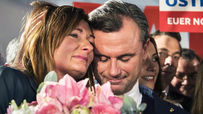 Norbert Hofer a jeho manželka polykají zklamání po oznámení průběžných výsledků voleb, 4. propsince 2016.