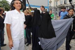 Rakouský ministr pohrozil podnikateli, který chce platit pokuty za zahalené muslimky