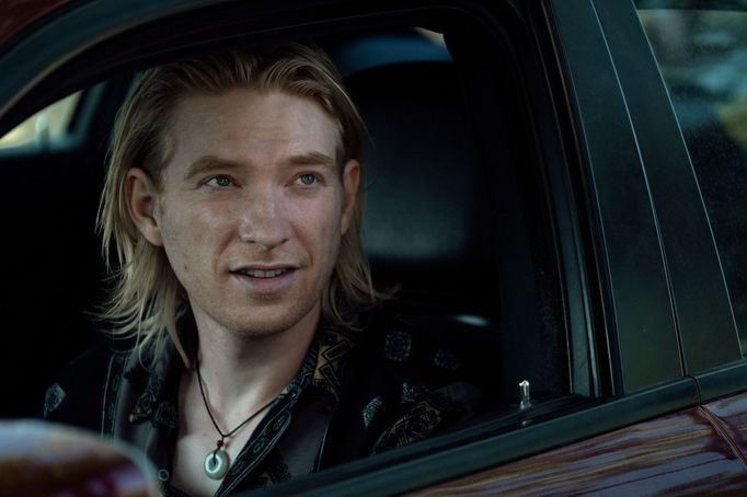 Domhnall Gleeson jako drogový dealer Jackie ve filmu Echo Valley.