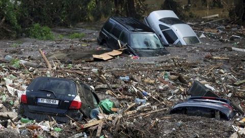 Záplavy v Tbilisi. Dvanáct mrtvých a stovky plovoucích aut