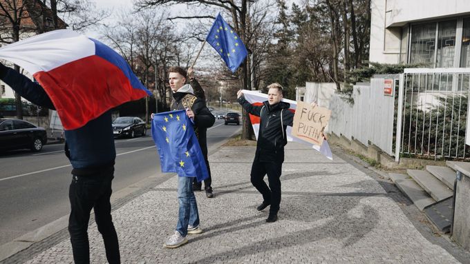 Protest proti ruské invazi na Ukrajině před ruskou ambasádou v Praze v pátek 25. února 2022.