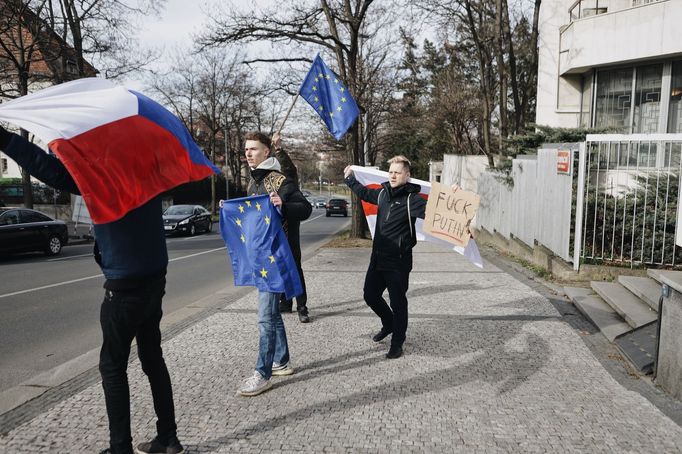 Protest proti ruské invazi na Ukrajině před ruskou ambasádou v Praze v pátek 25. února 2022.