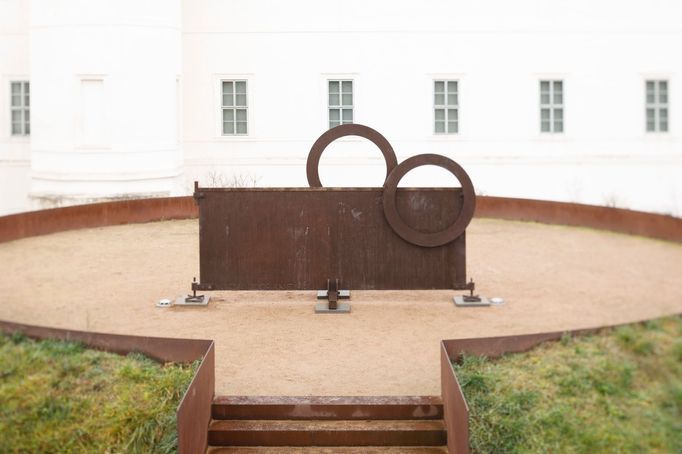 Objekt Vratislava Karla Nováka nazvaný Planety – Kruhy na zahradě Galerie Středočeského kraje.