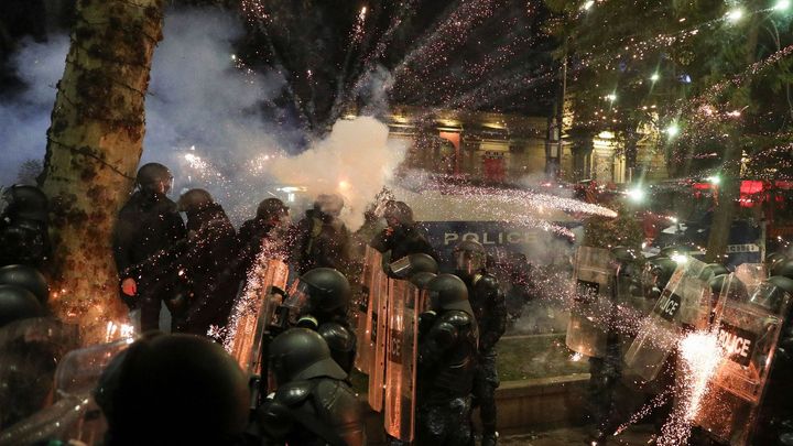 Policie v Tbilisi znovu násilím rozehnala demonstranty, zadržela přes 100 lidí; Zdroj foto: Reuters