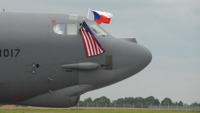 Hlavní hvězda 10. ročníku - bombardér B-52 - se představí jen na zemi