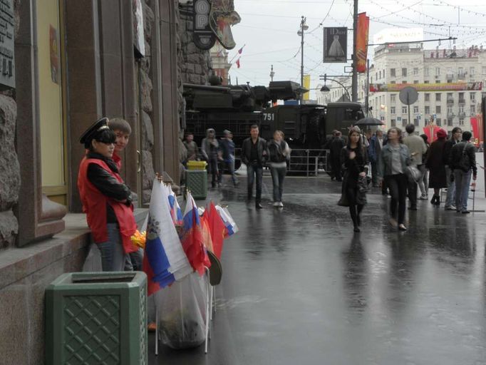 Tradiční kolorit přehlídek - prodejci vlaječek.