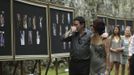 Relatives of victims of the 2002 Bali bomb attack react as they look pictures of victims during a commemoration service for the 10th anniversary of the Bali bombing in Garuda Wisnu Kencana (GWK) cultural park in Jimbaran, Bali October 12, 2012. Eighty-eight Australians were among the 202 people killed in the attacks on the Sari Club and Paddy's Bar at the popular tourist area of Kuta on October 12, 2002. REUTERS/Beawiharta (INDONESIA - Tags: ANNIVERSARY POLITICS) Published: Říj. 12, 2012, 5:20 dop.